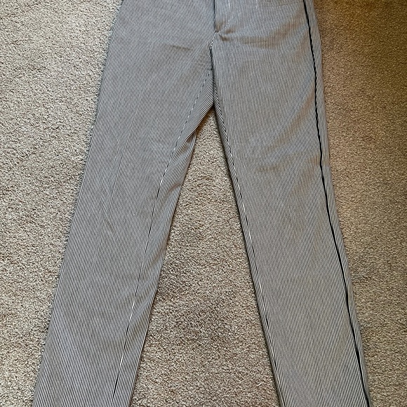 Adorable Banana Republic size 2 navy pinstripe and piped Size 2 crop dress pants - Picture 2 of 5